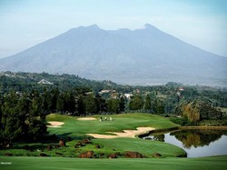 Niat Cari Bola Golf yang Hilang, eh Malah Tenggelam di dalam Kolam