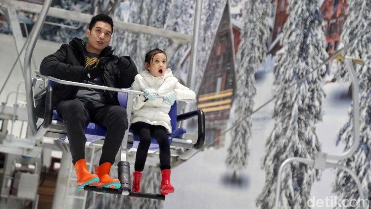 Libur sekolah menikmati suasana bersalju, kenapa enggak? Bunda bisa menaiki wahana chair lift di Trans Snow World Juanda di Bekasi untuk melihatnya.