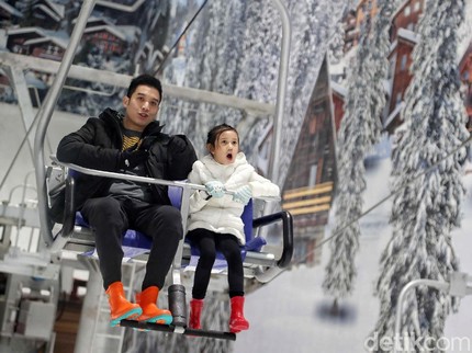 Menikmati Salju dari Chair Lift di Trans Snow World