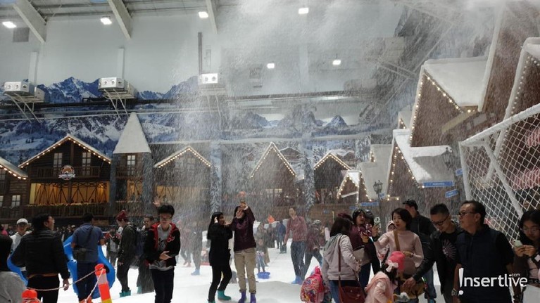 Arena wisata Trans Snow World Juanda yang berlokasi di Margahayu, Bekasi, Jawa Barat resmi dibuka pada Minggu (24/3) dan ini lah potret kemeriahan pembukaannya.