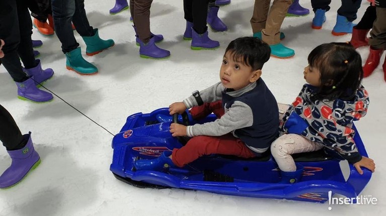 Arena wisata Trans Snow World Juanda yang berlokasi di Margahayu, Bekasi, Jawa Barat resmi dibuka pada Minggu (24/3) dan ini lah potret kemeriahan pembukaannya.