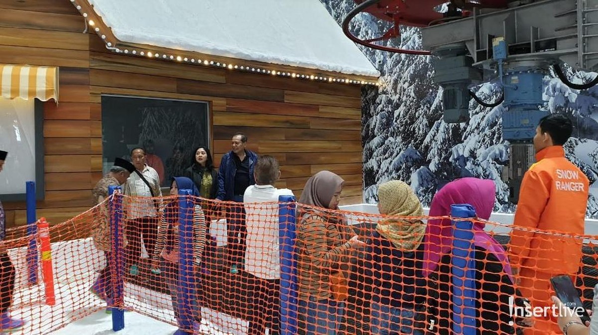 Arena wisata Trans Snow World Juanda yang berlokasi di Margahayu&comma; Bekasi&comma; Jawa Barat resmi dibuka pada Minggu &lpar;24&sol;3&rpar; dan ini lah potret kemeriahan pembukaannya&period;