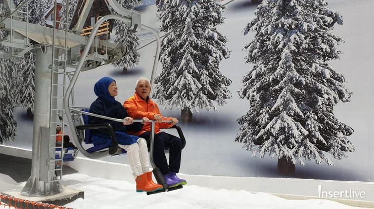 Arena wisata Trans Snow World Juanda yang berlokasi di Margahayu, Bekasi, Jawa Barat resmi dibuka pada Minggu (24/3) dan ini lah potret kemeriahan pembukaannya.