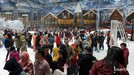 Arena wisata Trans Snow World Juanda yang berlokasi di Margahayu&comma; Bekasi&comma; Jawa Barat resmi dibuka pada Minggu &lpar;24&sol;3&rpar; dan ini lah potret kemeriahan pembukaannya&period;