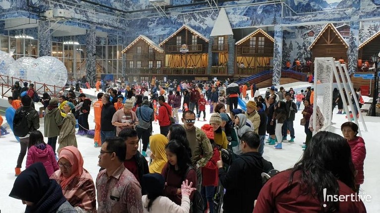 Arena wisata Trans Snow World Juanda yang berlokasi di Margahayu, Bekasi, Jawa Barat resmi dibuka pada Minggu (24/3) dan ini lah potret kemeriahan pembukaannya.
