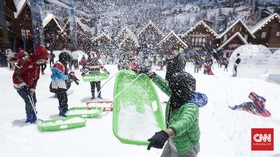 5 Jenis Jaket Hangat untuk Bermain Salju di Trans Snow World