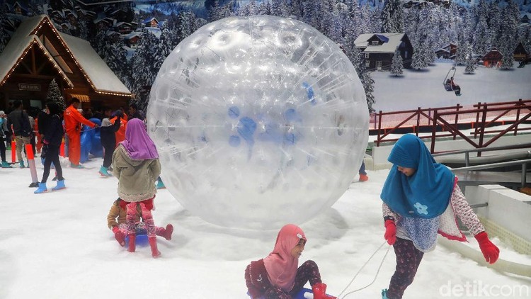 Rasakan sensasi bergulir menuruni bukit salju di Trans Snow World sambil berjalan di dalam bola plastik raksasa.