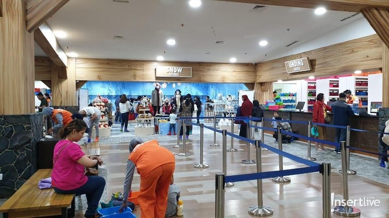 Meriahnya Peresmian Trans Snow World Juanda Arena wisata Trans Snow World Juanda yang berlokasi di Margahayu, Bekasi, Jawa Barat resmi dibuka pada Minggu (24/3) dan ini lah potret kemeriahan pembukaannya.