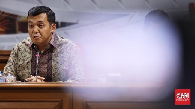 Direktur Utama PT Krakatau Steel (Persero) Silmy Karim memberi keterangan kepada media terkait bawahannya terkena OTT KPK pada jumat malam 22 Maret , Jakarta (24/3). Sebelumnya, KPK telah menetapkan Direktur Teknologi dan Produksi PT Krakatau Steel Wisnu Kuncoro (WNU) sebagai tersangka dalam kasus dugaan suap pengadaan barang dan jasa di PT Krakatau Steel.