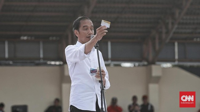 Jokowi mempersilakan warga yang menolak program Kartu Indonesia Pintar, Kartu PraKerja, dan Kartu Sembako Murah naik ke atas panggung untuk dihadiahi sepeda.