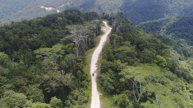 Rayuan Wisata Sarat Petualangan di Tambrauw Jalanan yang bergelombang dan curam menjadi rayuan bagi para turis berjiwa petualang untuk berwisata di Tambrauw.
