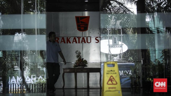 Proyek pabrik blast furnace PT Krakatau Steel (Persero) Tbk tetap berjalan meski dituding merugikan Rp1,2 triliun per tahun oleh eks komisarisnya.