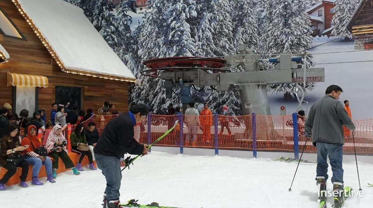 Arena wisata Trans Snow World Juanda yang berlokasi di Margahayu&comma; Bekasi&comma; Jawa Barat resmi dibuka pada Minggu &lpar;24&sol;3&rpar; dan ini lah potret kemeriahan pembukaannya&period;