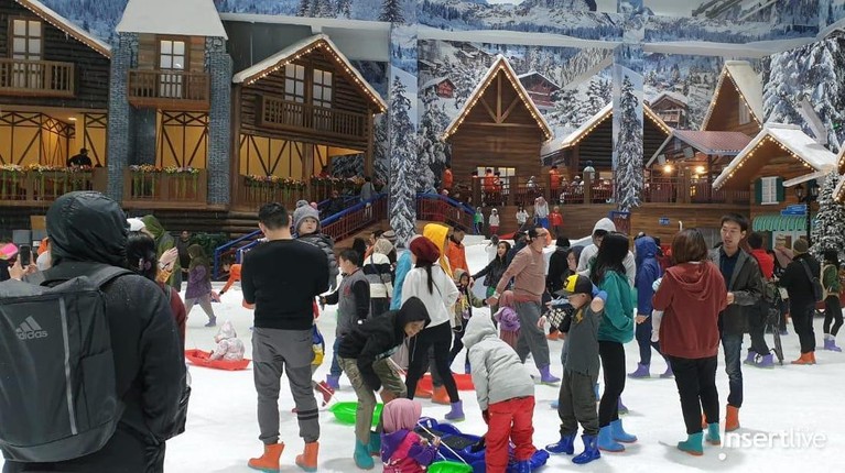 Meriahnya Peresmian Trans Snow World Juanda Arena wisata Trans Snow World Juanda yang berlokasi di Margahayu, Bekasi, Jawa Barat resmi dibuka pada Minggu (24/3) dan ini lah potret kemeriahan pembukaannya.
