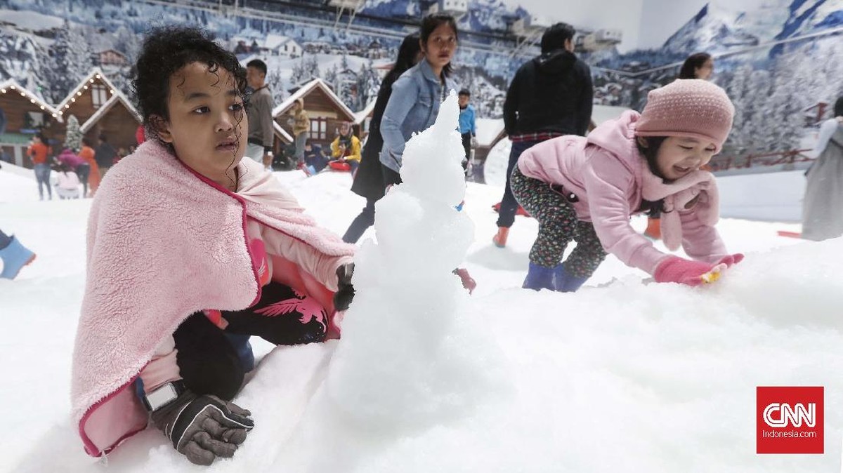 FOTO: Bermain di Hamparan Putih Salju Trans Snow World
