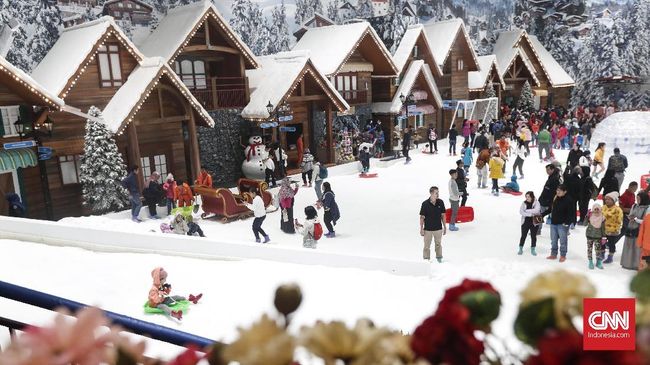 Trans Snow World resmi dibuka untuk umum pada Senin (25/3) besok. Tiket masuk untuk menikmati wahana salju ialah senilai Rp200 ribu, dan akhir pekan Rp275 ribu.
