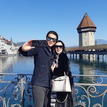 Percakapan Manja Syahrini - Reino Barack Saat Foto Mesra di Jet Pribadi