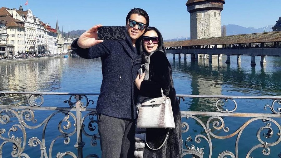 Syahrini dan Reino Barack menikmati liburannya ke Swiss. 