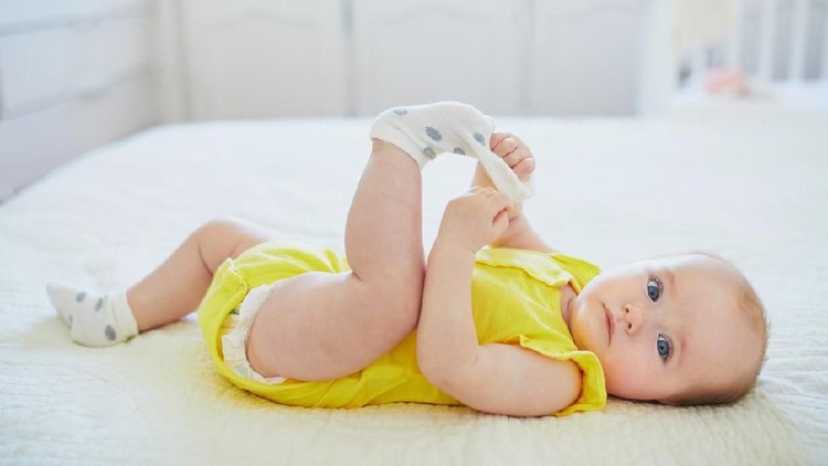 Bunda baru melahirkan? Enggak ada salahnya menyimak tips merawat kesehatan kulit bayi baru lahir berikut ini nih.