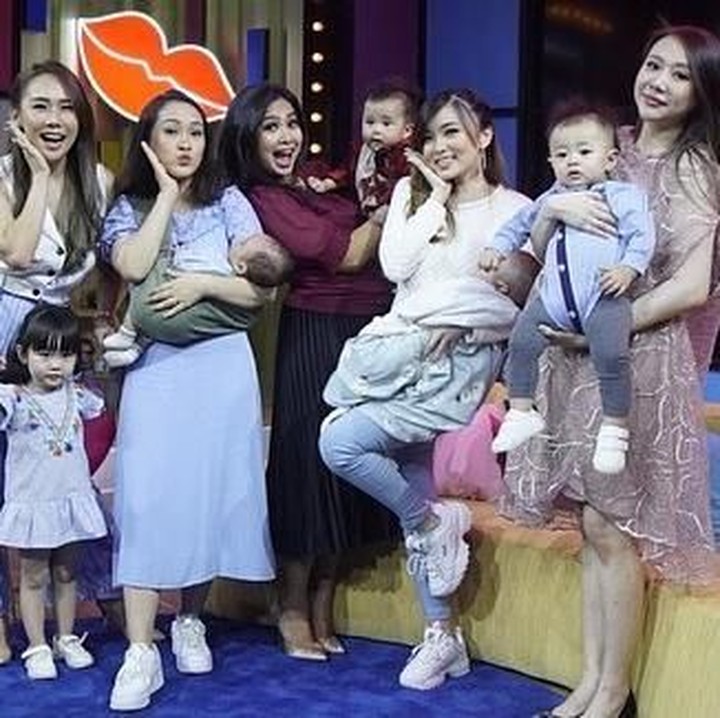<p>Saat reuni pertama, eks personel Cherrybelle kompak menari sambil gendong anak. Seru ya, Bun. (Foto: Instagram @margareth_angelina)</p>