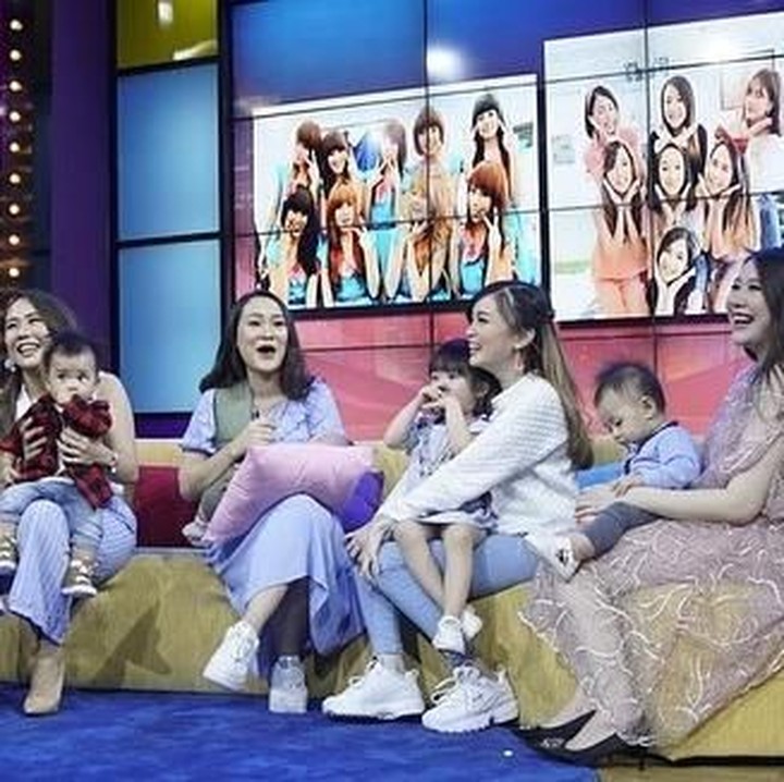 <p>Para eks personel Cherrybelle hampir menangis lho ketika pertama kali reuni. Hiks, jadi ikut terharu. (Foto: Instagram @margareth_angelina)</p>