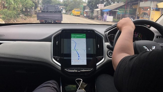 Agar ponsel bisa terintegrasi, minimal memiliki sistem operasi Android versi 5.0 atau Lollipop. Koneksi cuma bisa dilakukan via kabel.
