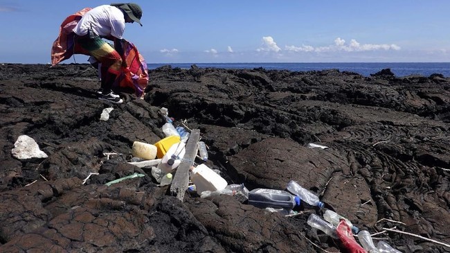 FOTO: Galapagos Diteror Sampah Plastik