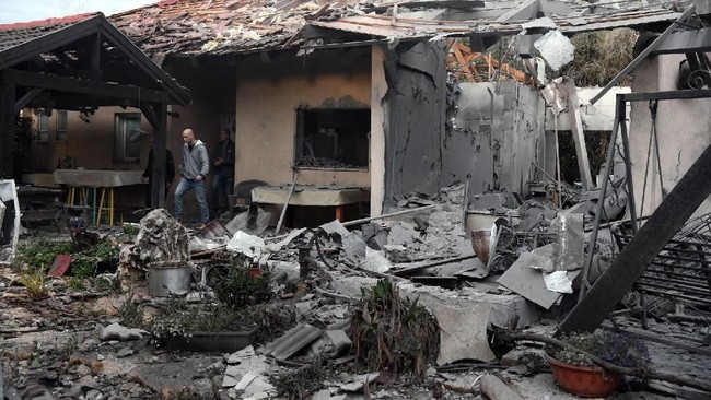Angkatan Bersenjata Israel menuduh Hamas yang menembakkan roket dari Jalur Gaza ke utara Ibu Kota Tel Aviv.
