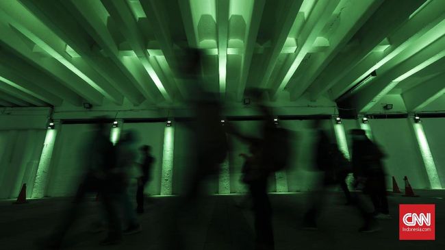 Pejalan kaki melewati pedestrian dengan lampu penerang jalan warna-warni di terowongan Jalan Kendal, Jakarta, Senin, 25 Maret 2019.  Fasilitas  ini hanya diperuntukan untuk pejalan kaki sebagai penunjang konsep Transit Oriented Development (OTD) Dukuh atas yang menghubungkan penumpang MRT, Commuter Line, Transjakarta dan Kereta Bandara. CNNIndonesia/Safir Makki