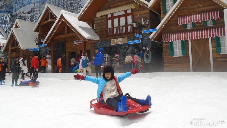Berkunjung ke Trans Snow World Bekasi, Bunda harus tahu aneka wahana bermain yang seru dan cocok untuk keluarga nih.