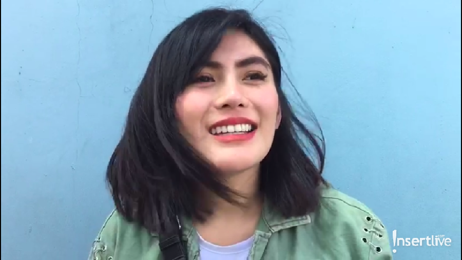 Kening Angela Lee bocor. Ia mengungkap luka itu karena perbuatan makhluk halus yang menganggunya.
