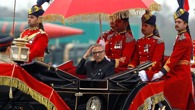 Di tengah parade militer, Presiden Pakistan, Arif Alvi, menyerukan perdamaian dengan India setelah sempat terlibat bentrokan militer di Kashmir pada Februari.