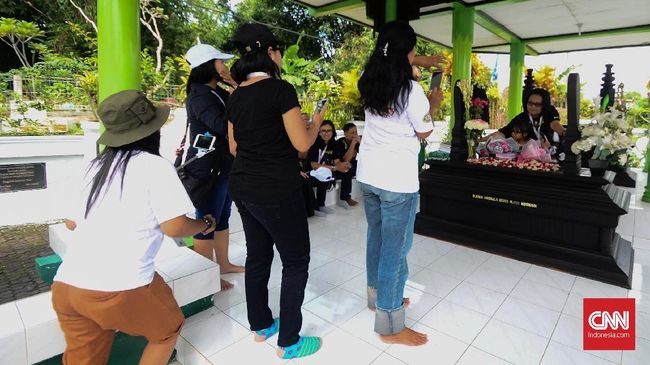Meski sudah tiada sejak 24 tahun lalu, penggemar masih mengenang Nike Ardilla, bahkan mengunjungi makamnya di Ciamis setiap tahun.