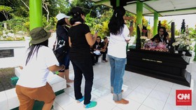 Ziarah Satu Malam ke Makam Nike Ardilla