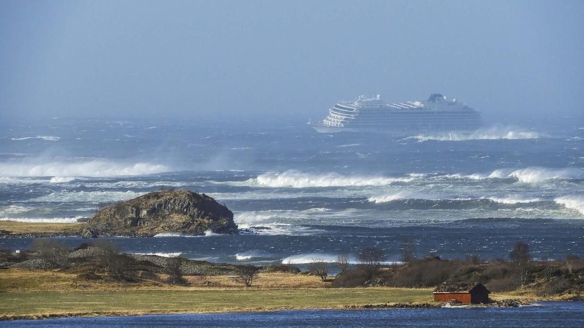 FOTO: Evakuasi Kapal Pesiar Viking Sky di Laut Norwegia