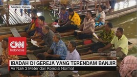 Ibadah di Gereja yang Terendam Banjir