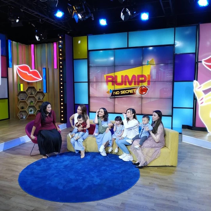 <p>Meski sudah bubar, eks personel Cherrybelle masih menjalin komunikasi dengan baik lewat grup <em>chat </em>lho. Solidnya mereka! (Foto: Instagram @rumpi_ttv)</p>