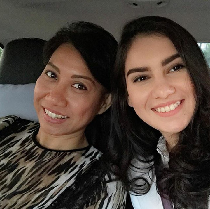 <p>Irish memang sangat dekat dengan sang, Bunda. Mereka kerap wefie bareng he-he-he. (Foto: Instagram @susanti.a)</p>