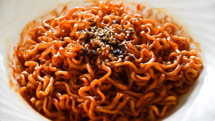 Pakai Samyang 'Palsu' Saat Mukbang, Bocah Ini Langsung Viral