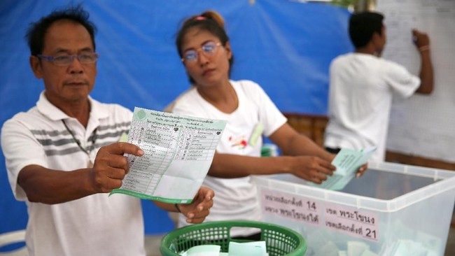 Oposisi Thailand menuding KPU curang karena tidak terbuka dalam penghitungan suara yang membuat partai pro militer, Palang Pracharath, menang.