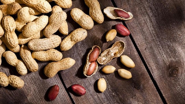 Polda Metro Jaya membongkar kasus impor ilegal 49,85 ton kacang tanah dari India. Penyidik masih menelusuri asal barang dan alur distribusinya.