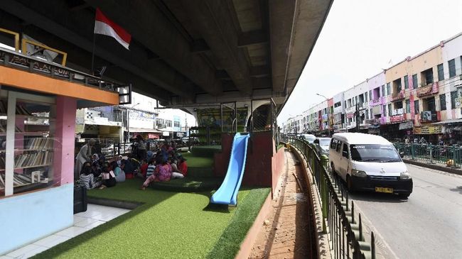 Perpustakaan ini beroperasi sejak tahun 2016 atas 'restu' dari preman dan supir angkot yang sering nongkrong di sekitarnya.