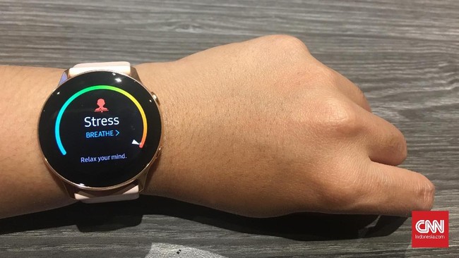 Samsung Galaxy Watch menawarkan desain yang lebih modis, tipis, dan ringan dari sebelumnya, namun boros baterai.
