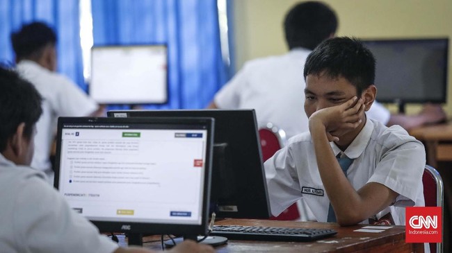 Nadiem Makarim menjelaskan perbedaan Ujian Nasional dengan Ujian Sekolah Berstandar Nasional. Menurutnya diam-diam sudah banyak sekolah menerapkan hal itu.