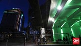 FOTO: Dimanjakan Kerlip Lampu Jalan Kendal Kerlip lampu jalan yang berwarna-warni menemani para pejalan kaki yang melintasi Jalan Kendal, dekat Stasiun Sudirman, Jakarta.