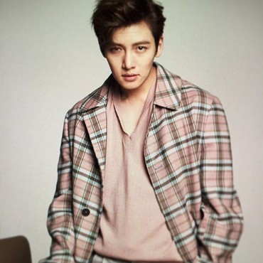 Sikap Ramah Ji Chang Wook Saat Tiba di Jakarta