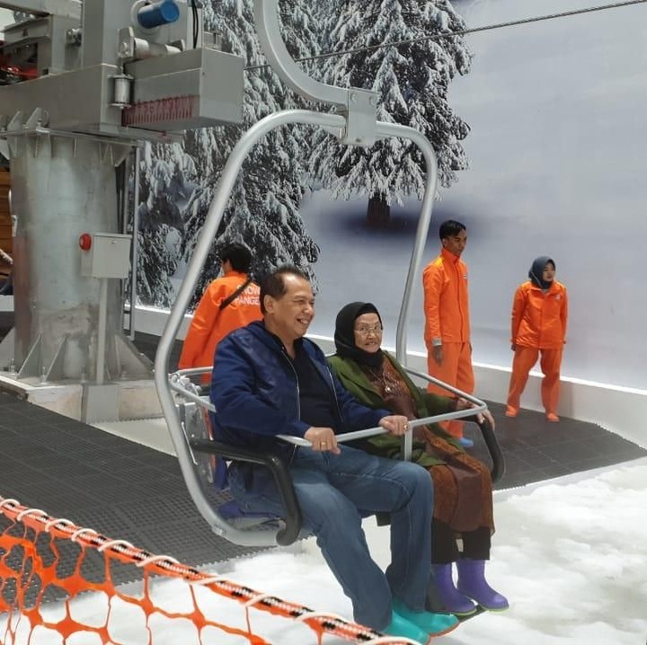 <p>Chairul Tanjung tampak bersemangat mengajak ibunya untuk mencoba chairlift yang ada di Trans Snow World. (Foto: InsertLive)</p>