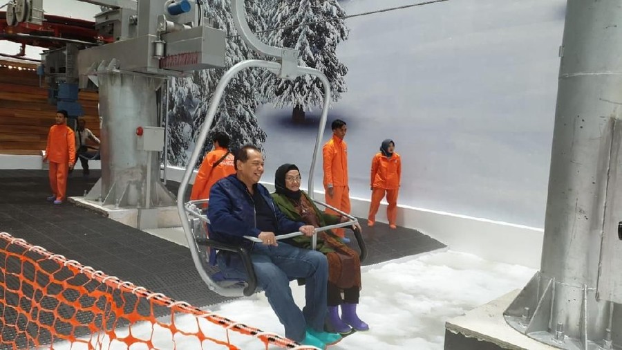 Chairul Tanjung Ajak Ibu ke Trans Snow World