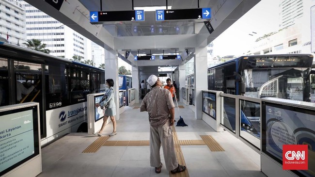 Halte Transjakarta GBK Senayan, Jakarta Selatan resmi kembali beroperasi mulai hari ini, Rabu (17/8), setelah sempat tak beroperasi lantaran perbaikan.