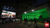 FOTO: Dimanjakan Kerlip Lampu Jalan Kendal Kerlip lampu jalan yang berwarna-warni menemani para pejalan kaki yang melintasi Jalan Kendal, dekat Stasiun Sudirman, Jakarta.